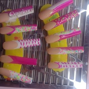 Non Acrylics Press On nails custom Designs.